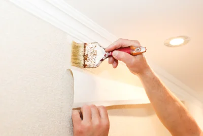 Pose de papier peint à Luré — revêtements muraux et toiles de verre